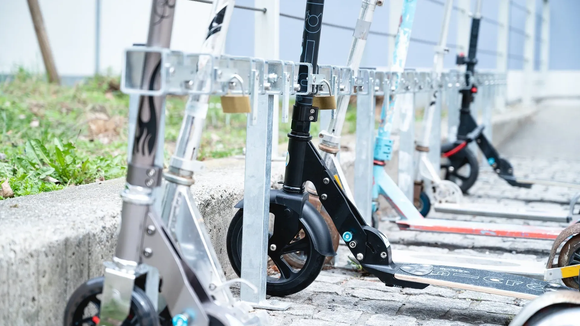 Tretroller in einer Rollerstop-RS-Anlage mit Vorhängeschlössern an den Verschlussbügeln