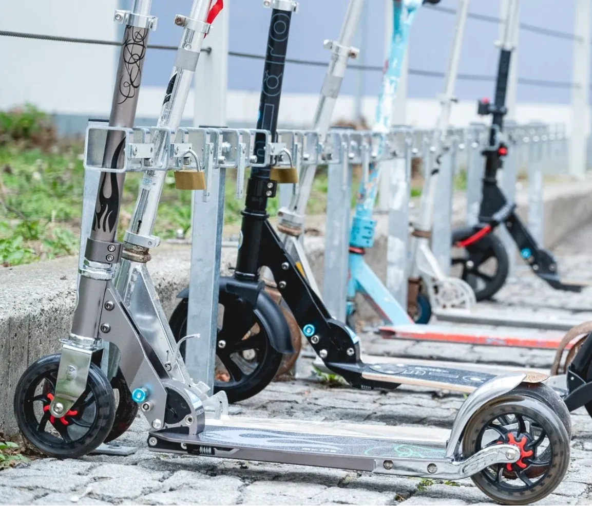 Rollerstop RS-Ständer für Tretroller vor einer Volksschule in Wien